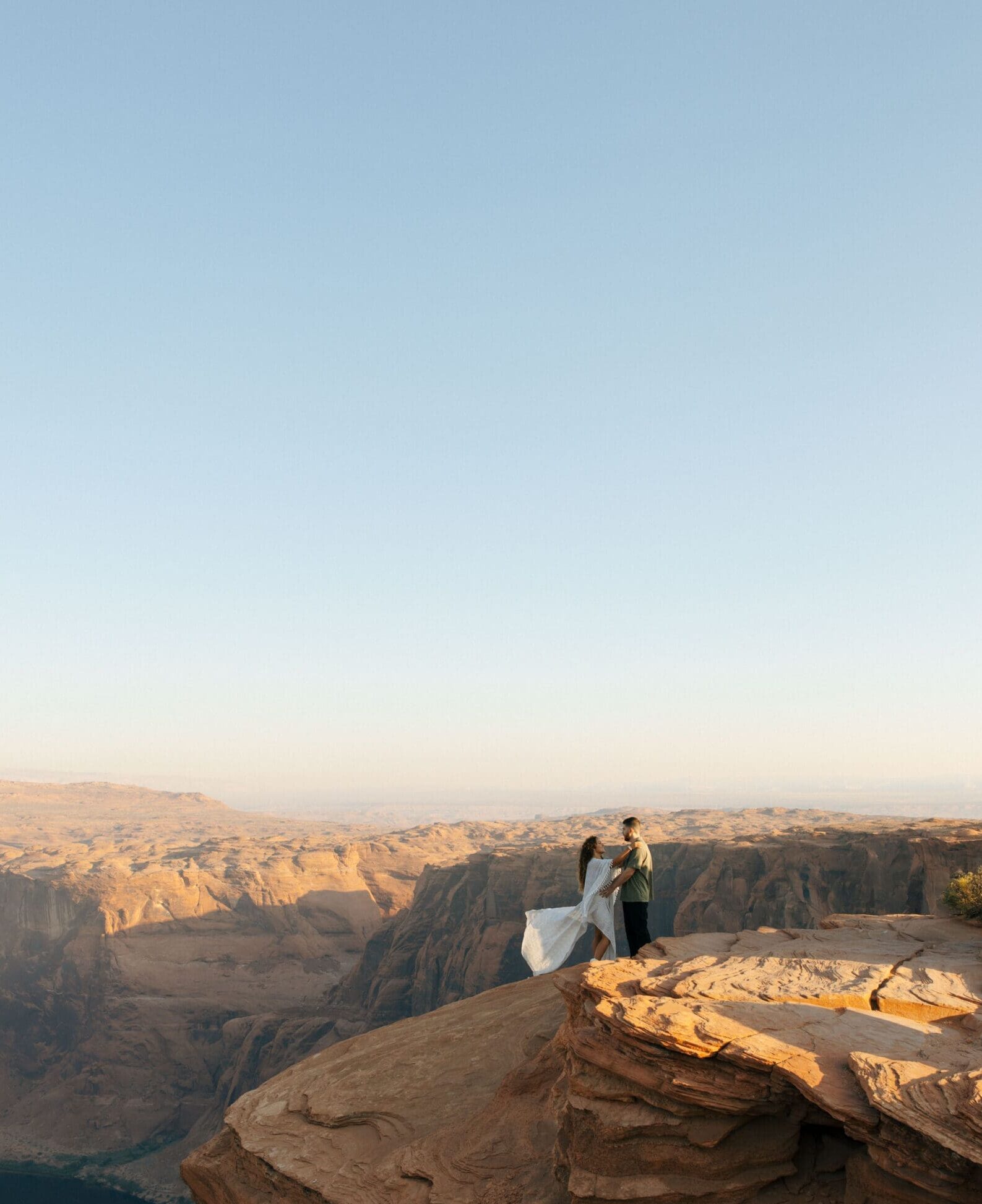 couple kissing on edge at horseshoe bend