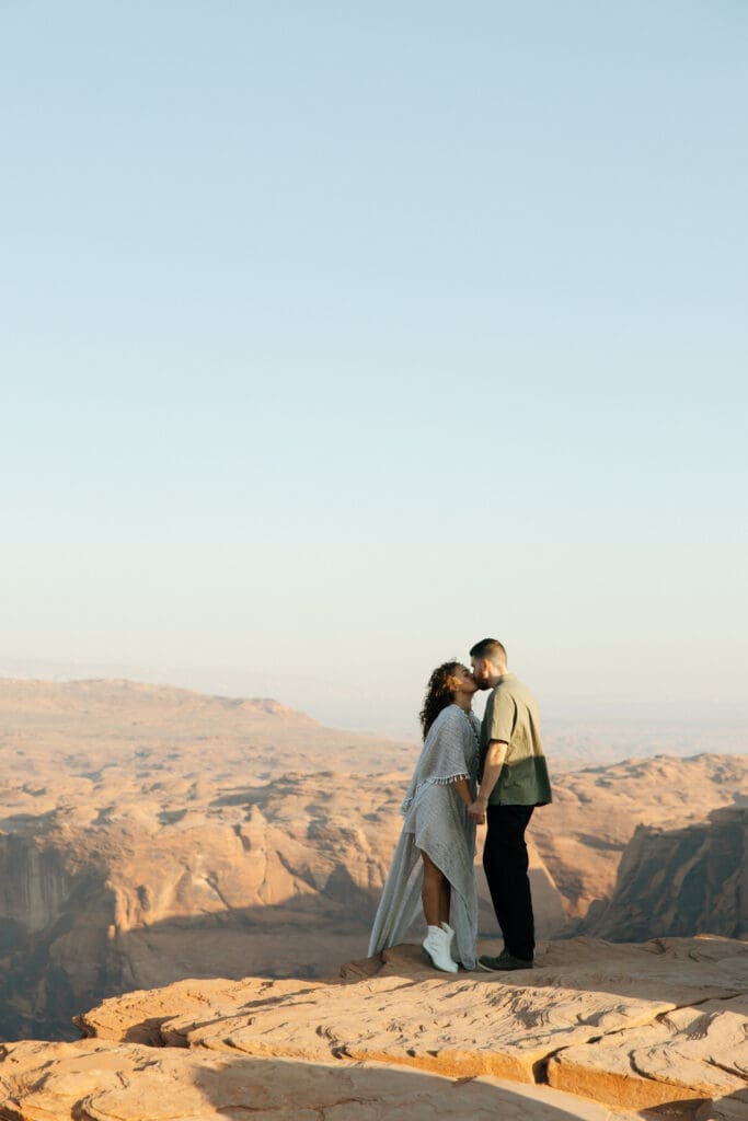 couple kissing on red rocks