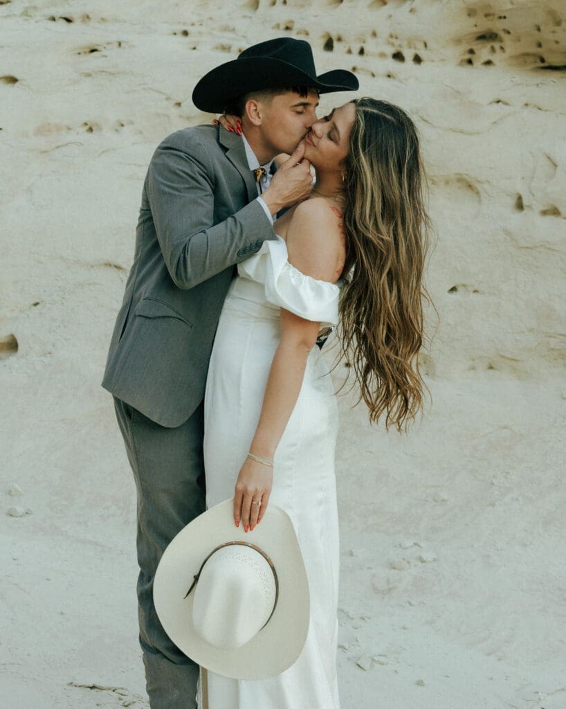couple kissing in kanab