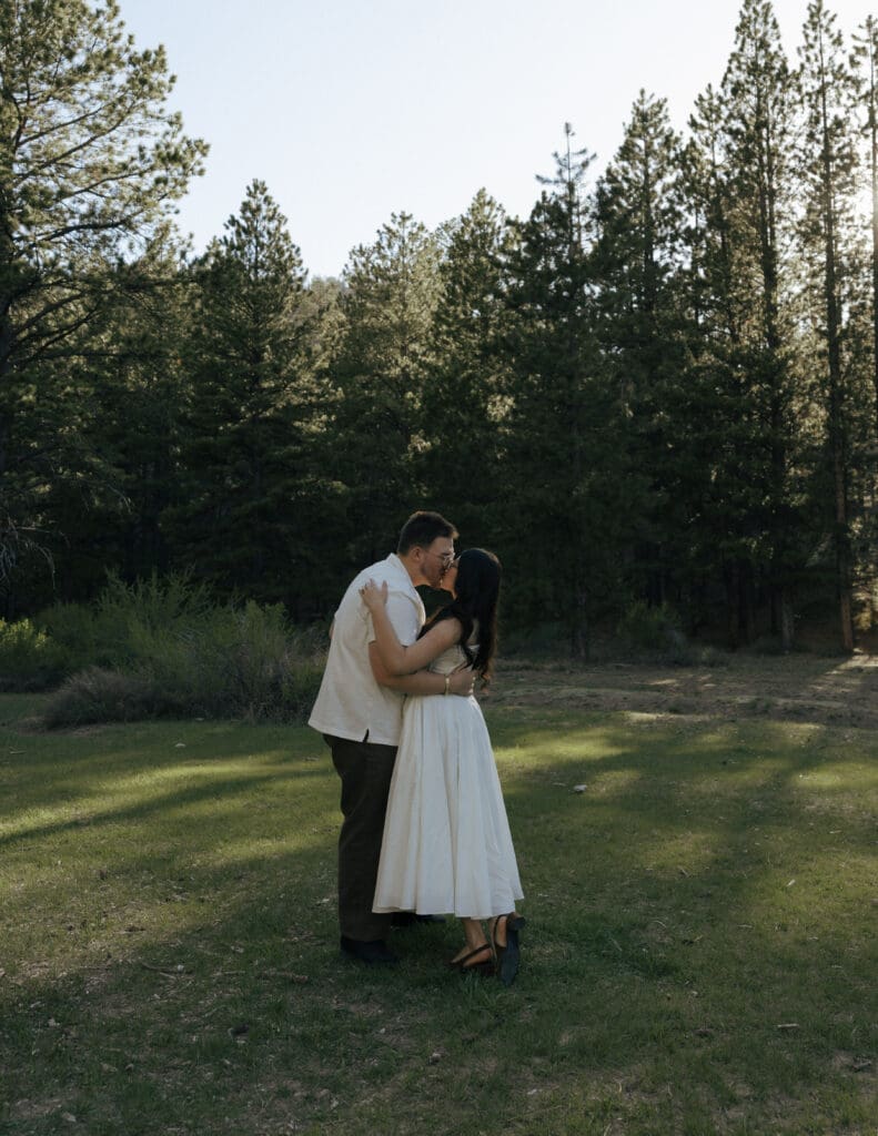 couple kissing at lee meadows