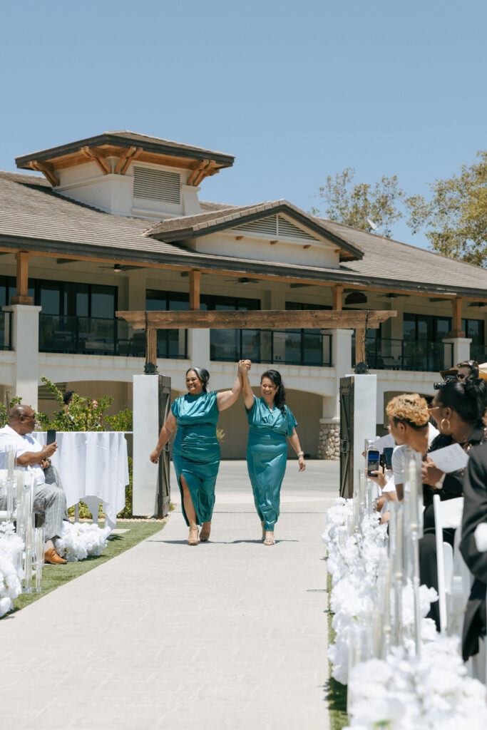 mother of bride walking down aisle at eagle glen golf club