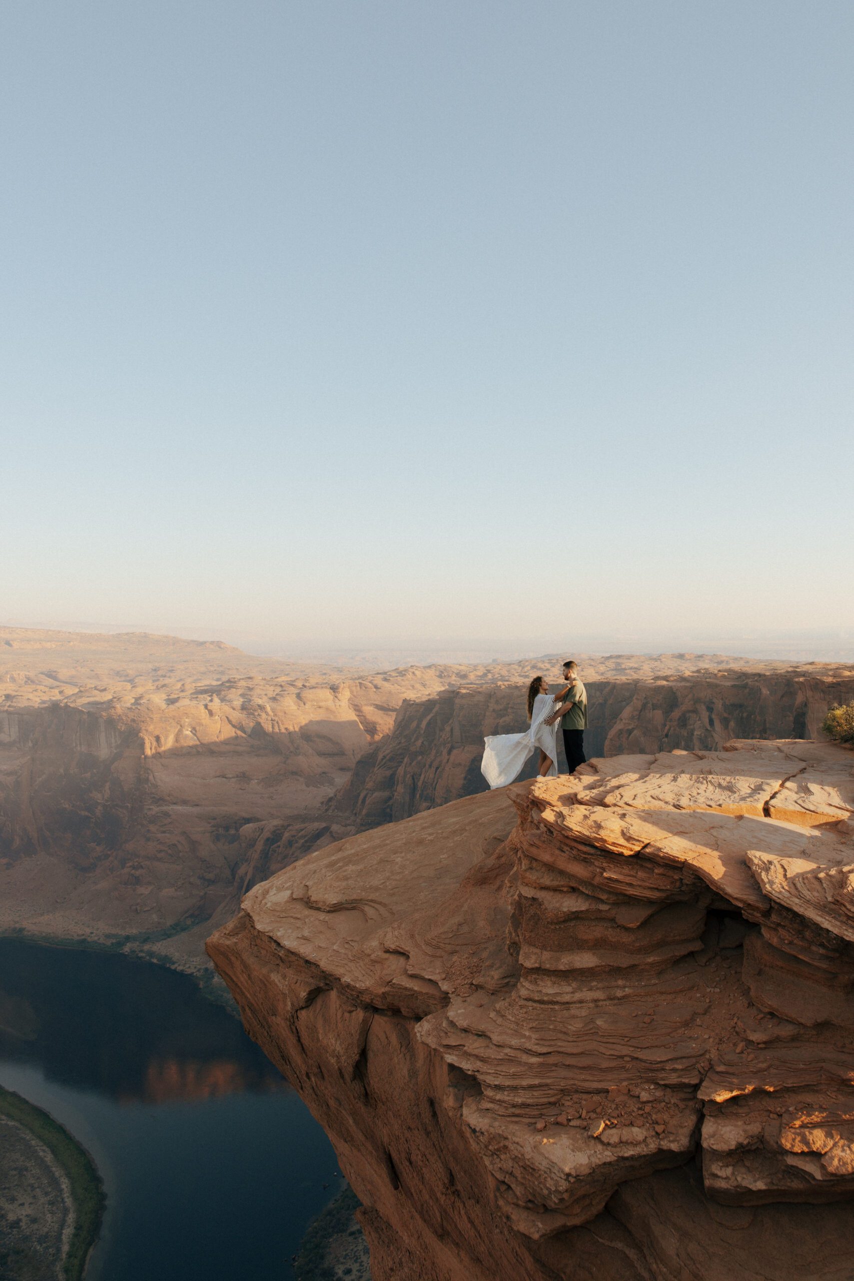 couple kissing on edge at horseshoe bend
