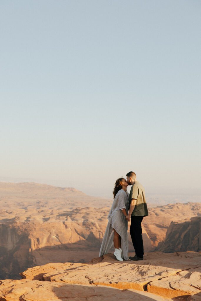 couple kissing at the edge of a cliff in arizona for elopement
