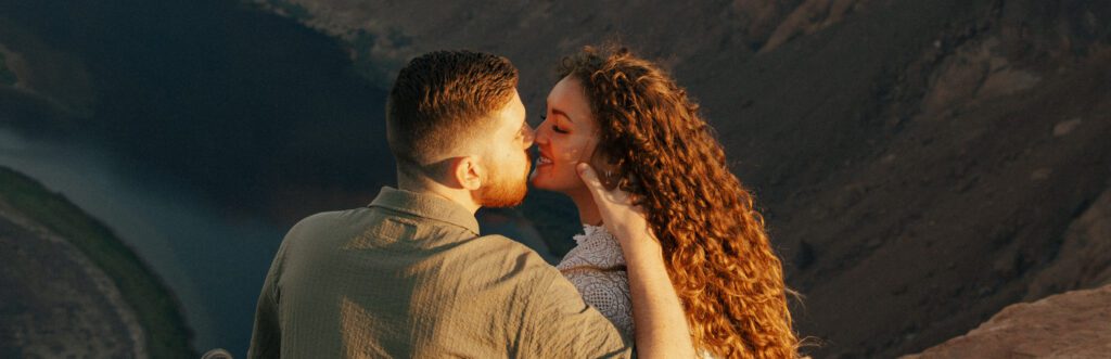couple kissing during their horseshoe bend elopement