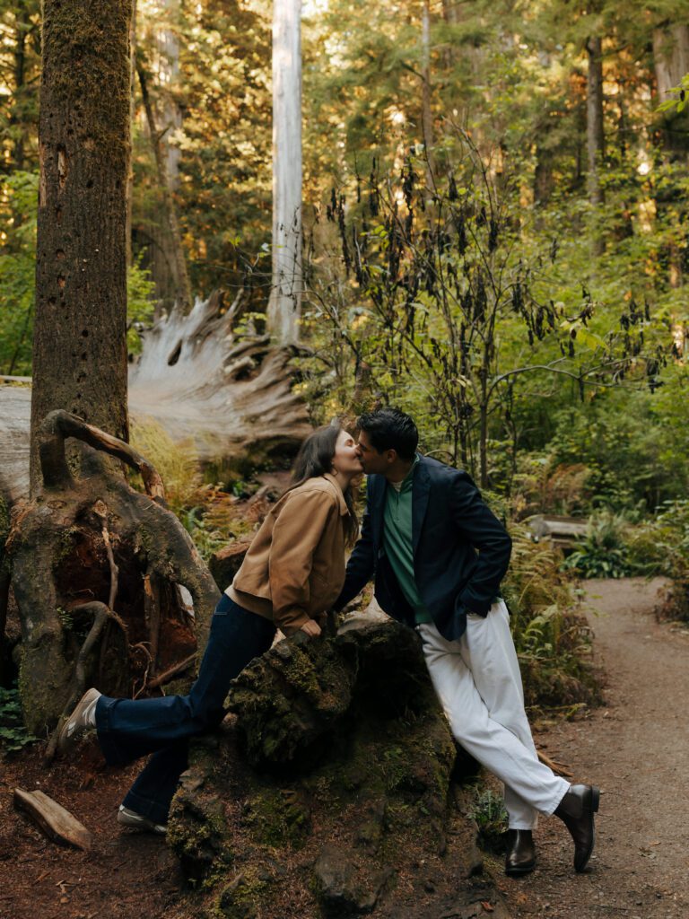 couple kissing in the redwoods