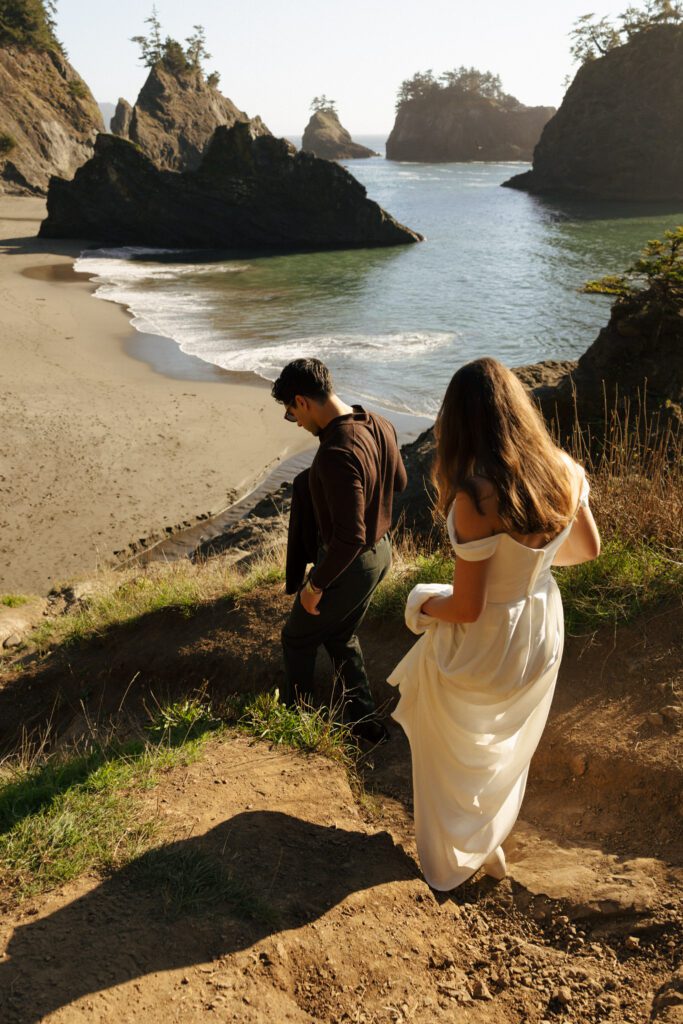 couple hiking down to secret beach