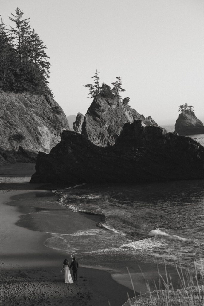 couple eloping at secret beach in oregon